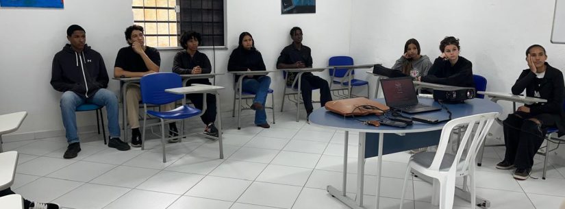 Jovens atendidos pelo CRAS de Caraguatatuba participam de encontro sobre programas de acesso ao mercado de trabalho