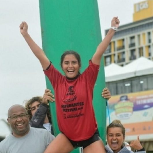 Caraguatatuba comemora bicampeonato brasileiro da surfista Katellyn Oliveira