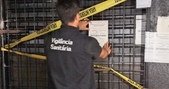 Polícia Civil deflagra operação contra venda de bebidas falsificadas com apoio da Vigilância Sanitária em Caraguatatuba