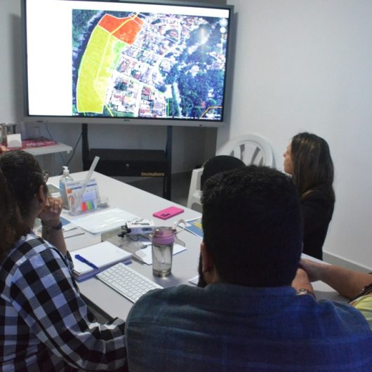 Vistoria do Cidade Legal inicia regularização do Rio do Ouro em Caraguatatuba Vistoria do Cidade Legal inicia regularização do Rio do Ouro em Caraguatatuba