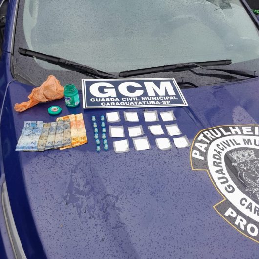 Guarda Civil de Caraguatatuba prende traficante após tentativa de fuga no Travessão Guarda Civil de Caraguatatuba prende traficante após tentativa de fuga no Travessão