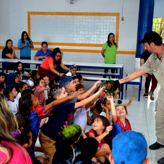 Espetáculo “Quanta Coisa o Lixo É” leva reflexão sobre sustentabilidade a alunos da rede municipal em Caraguatatuba