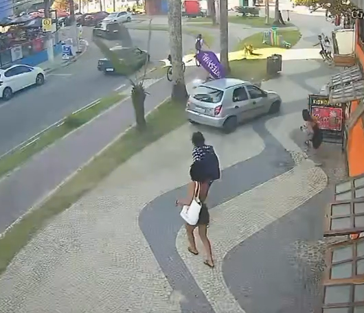 Condutor sem habilitação e alcoolizado é detido após invadir calçadão na Martim de Sá