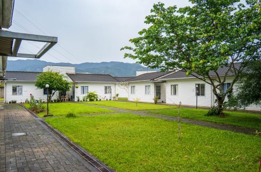 Idosos recebem novos termos de concessão de moradia na Vila Dignidade em Caraguatatuba