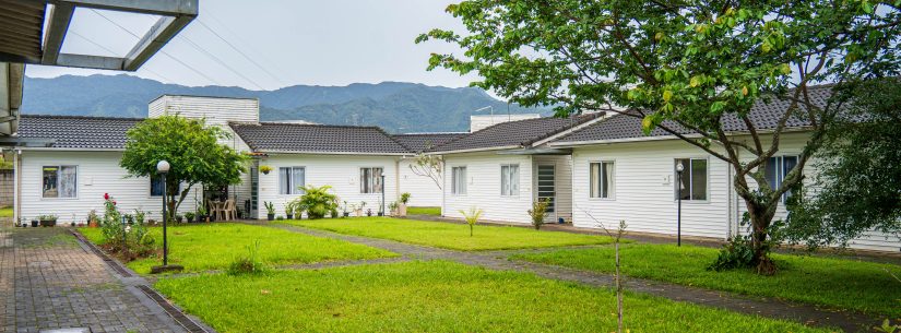 Idosos recebem novos termos de concessão de moradia na Vila Dignidade em Caraguatatuba Idosos recebem novos termos de concessão de moradia na Vila Dignidade em Caraguatatuba