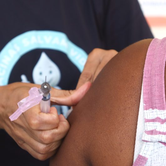Caraguatatuba promove campanha contra HPV e reforça atualização de cadernetas vacinais Caraguatatuba promove campanha contra HPV e reforça atualização de cadernetas vacinais