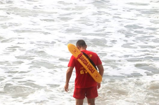 Vinte e quatro guarda-vidas temporários são convocados para trabalhar nas praias de Caraguatatuba no Verão 2025/2026 Vinte e quatro guarda-vidas temporários são convocados para trabalhar nas praias de Caraguatatuba no Verão 2025/2026