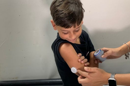 Pacientes da rede municipal de saúde recebem treinamento e sensor de acompanhamento da diabetes Pacientes da rede municipal de saúde recebem treinamento e sensor de acompanhamento da diabetes