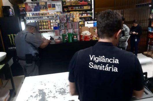 Vigilância Sanitária de Caraguatatuba descarta mais de 100 litros de bebidas sem procedência após fiscalização