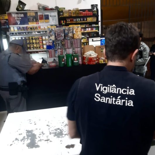 Vigilância Sanitária de Caraguatatuba descarta mais de 100 litros de bebidas sem procedência após fiscalização Vigilância Sanitária de Caraguatatuba descarta mais de 100 litros de bebidas sem procedência após fiscalização