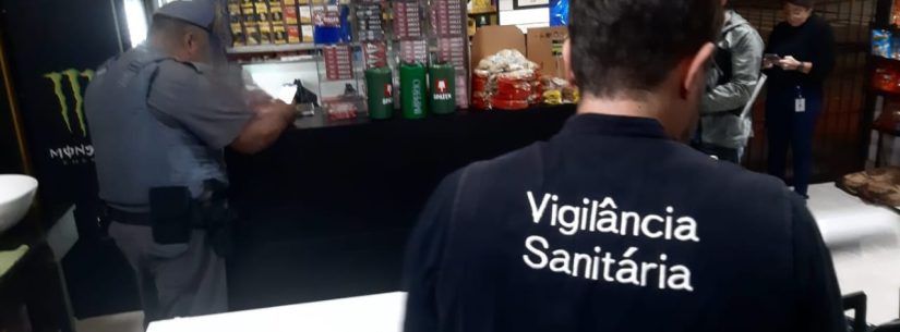 Vigilância Sanitária de Caraguatatuba descarta mais de 100 litros de bebidas sem procedência após fiscalização