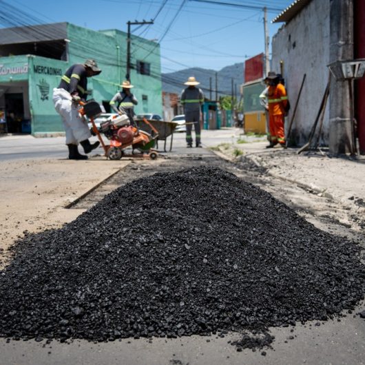 Secretaria de Obras Públicas de Caraguatatuba inicia recapeamento de 7 km de ruas do Perequê-Mirim
