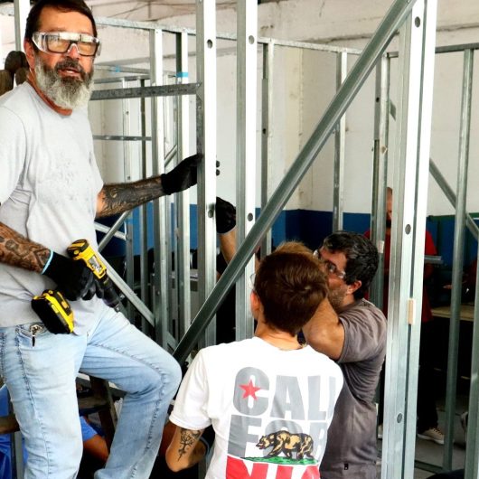 Alunos iniciam aulas práticas no curso gratuito de Drywall em Caraguatatuba