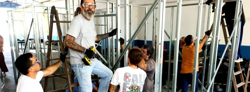 Alunos iniciam aulas práticas no curso gratuito de Drywall em Caraguatatuba