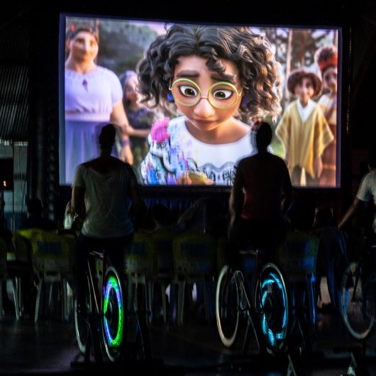 Neste sábado tem cinema itinerante no Festival BikeCine na Praça da Cultura