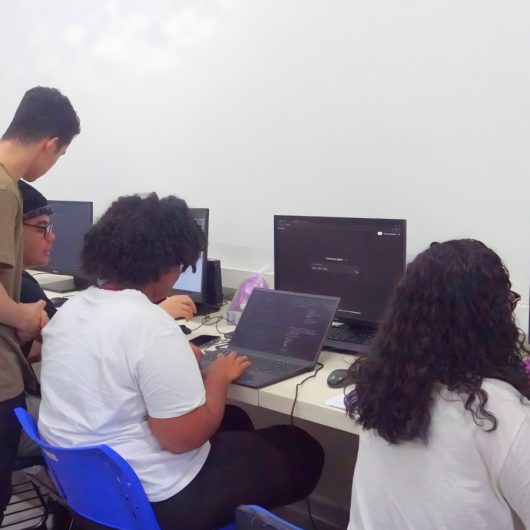 Hackathon reúne estagiários de Tecnologia e Educação para desenvolver soluções inovadoras para rede municipal de ensino