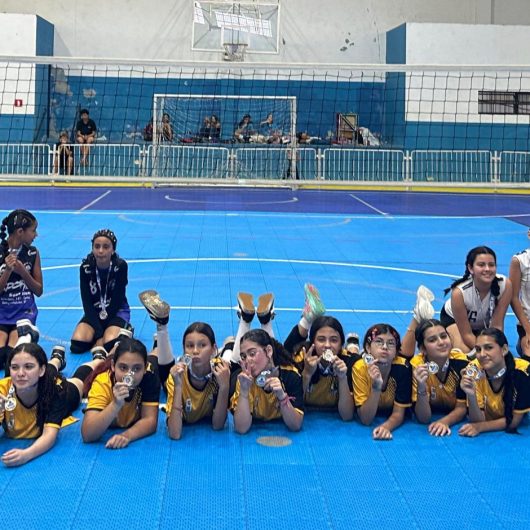 Festival de Vôlei Feminino movimenta quadra do Poiares com mais de 150 crianças em Caraguatatuba