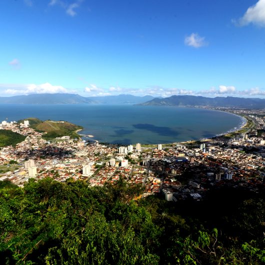 Prefeitura e Sabesp reforçam ações para garantir água e esgoto durante verão em Caraguatatuba