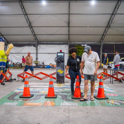 Caraguatatuba promove ação com DER-SP que simula efeitos do sono, álcool e droga na condução de veículos