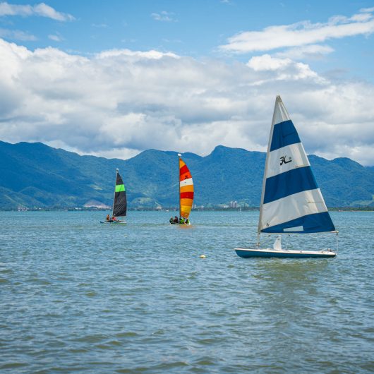 Navegar Experience reúne 139 participantes e amplia acesso aos esportes náuticos em Caraguatatuba