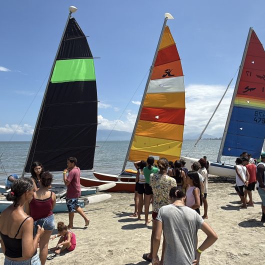 Projeto Colônia de Férias leva crianças e adolescentes para velejar com instrutores do Instituto Mar Atlântico