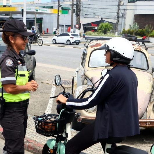 Prefeitura orienta condutores de ciclomotores e veículos elétricos em ação educativa