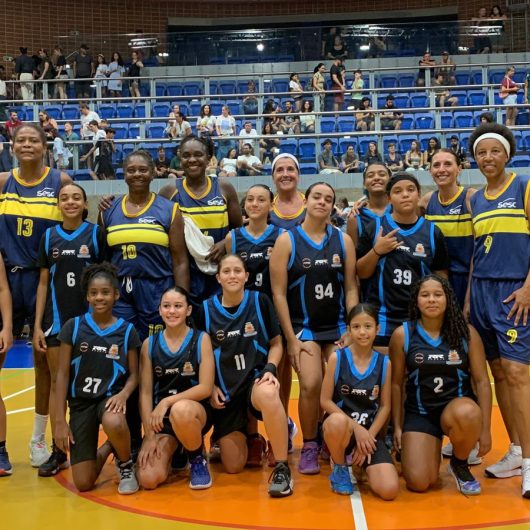 Basquete Feminino de Caraguatatuba participa de jogo comemorativo com campeãs mundiais no Sesc Jundiaí
