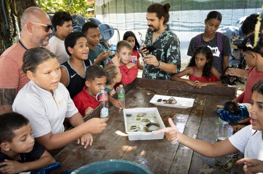 Fazenda de Mexilhão recebe crianças e adolescentes do Jetuba do Projeto Colônia de Férias