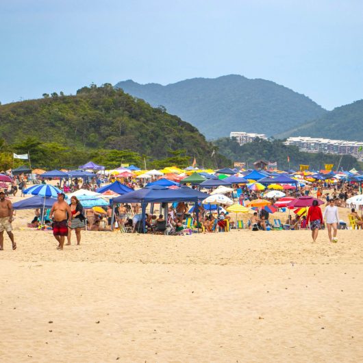 Prefeitura de Caraguatatuba limita locação de cadeiras e guarda-sóis em 50 itens de cada