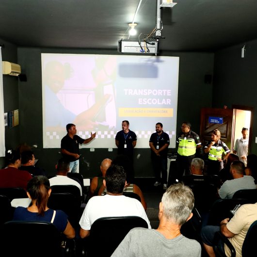 Motoristas de transporte escolar participam de palestra sobre legislação e segurança em Caraguatatuba