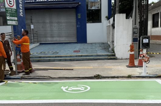 Caraguatatuba implanta vagas exclusivas para veículos elétricos na Zona Azul