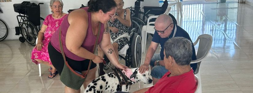 Visita terapêutica de pet proporciona alegria aos residentes de Instituição de Longa Permanência de Caraguatatuba