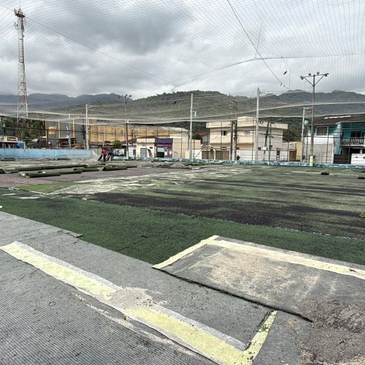 Prefeitura de Caraguatatuba reforma campo de futebol society do Rio do Ouro