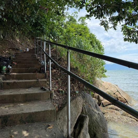 Prefeitura de Caraguatatuba reinstala corrimão da trilha da Pedra do Jacaré na Prainha