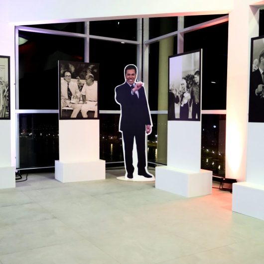 Exposição em homenagem a Silvio Santos segue até 17 de fevereiro em Caraguatatuba