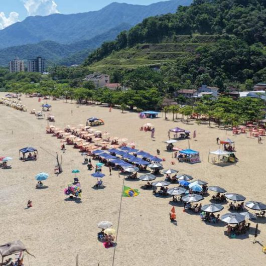 Nova organização da Praia da Cocanha melhora ambiente para quiosques, ambulantes e banhistas em Caraguatatuba