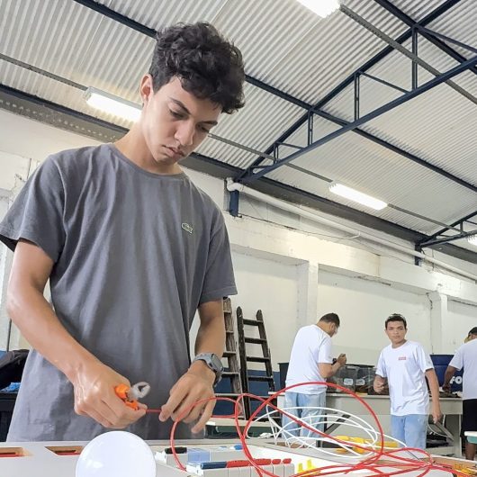 Alunos do curso de Técnicas para Execução e Montagem de Circuitos Elétricos Prediais iniciam aulas práticas