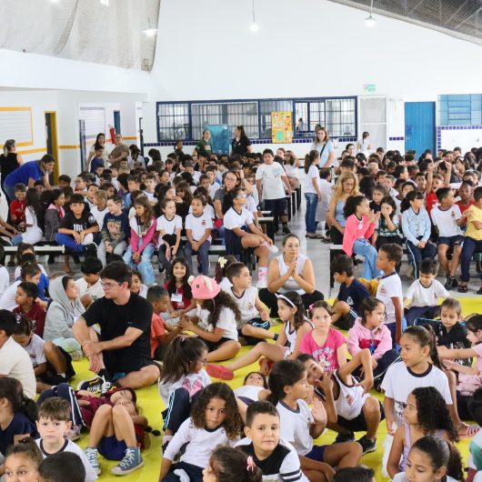 Estudantes da EMEI/EMEF Prof. Lúcio Jacinto dos Santos recebem kits de higiene bucal em Caraguatatuba