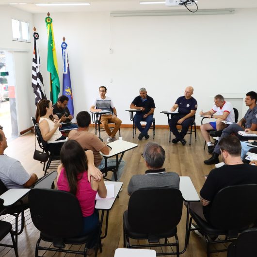 #PraTodosVerem Representantes das secretarias municipais  de Segurança Pública e Mobilidade Urbana, Turismo, Urbanismo, Fazenda, Saúde, Comunicação e do 2ª Companhia da PM em Caraguatatuba estão reunidos na sede do batalhão, no bairro Sumaré para discutirem a “Operação Carnaval”, segurança e fiscalização.
