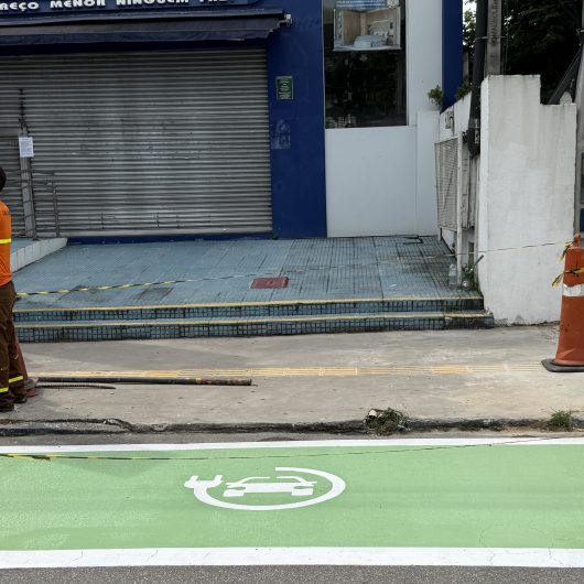 Caraguatatuba implanta carregadores 24 horas em vagas para carros elétricos na Zona Azul