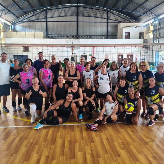 Atletas da melhor idade de Caraguatatuba participam de amistosos de vôlei adpatado em Paraibuna