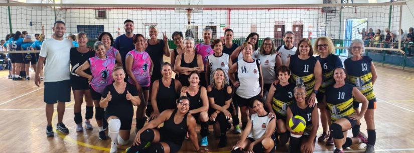 Atletas da melhor idade de Caraguatatuba participam de amistosos de vôlei adpatado em Paraibuna