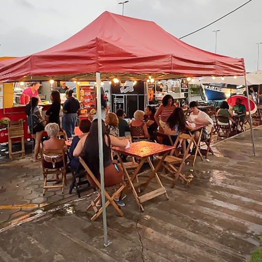 Complexo Turístico do Camaroeiro em Caraguatatuba recebe food trucks e música ao vivo até 12 de abril