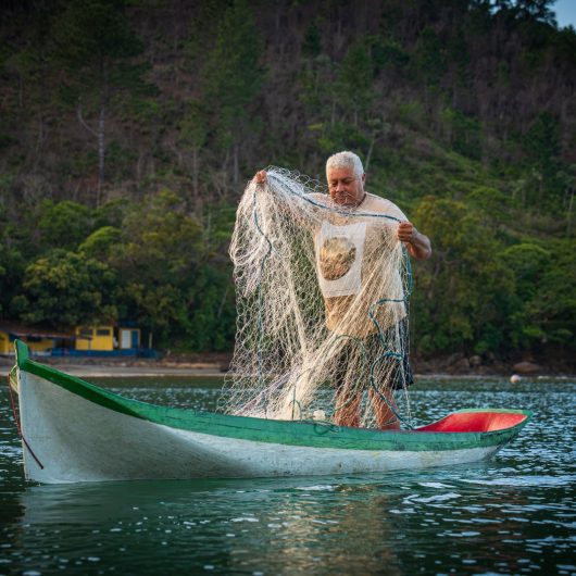 Governo de Caraguatatuba avança na valorização da cultura caiçara com reconhecimento oficial de pescadores artesanais e maricultores