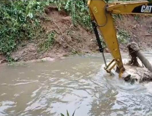 Defesa Civil e Secretaria de Serviços Públicos realizam limpeza do rio Guaxinduba