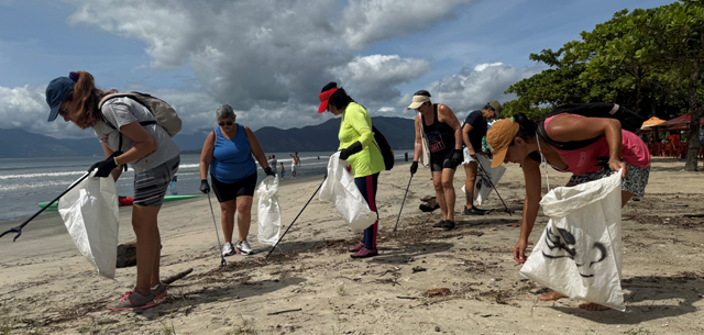 Mutirão de limpeza “Ondas Limpas” recolhe 115kg de lixo em trecho da praia do Indaiá