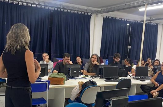 Educadores da rede municipal participam de workshop de Inteligência Artificial em Caraguatatuba