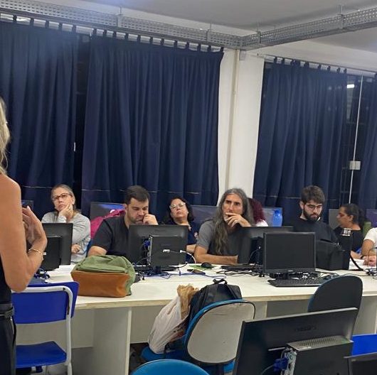 Educadores da rede municipal participam de workshop de Inteligência Artificial em Caraguatatuba