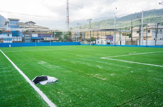 Reforma no campo de futebol society do Rio do Ouro entra na fase de acabamento