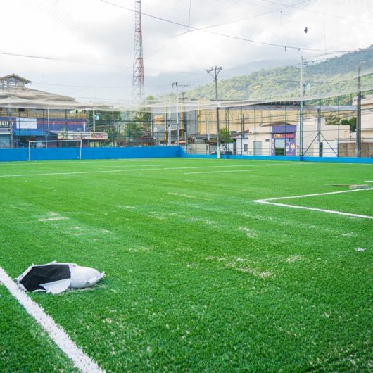 Reforma no campo de futebol society do Rio do Ouro entra na fase de acabamento